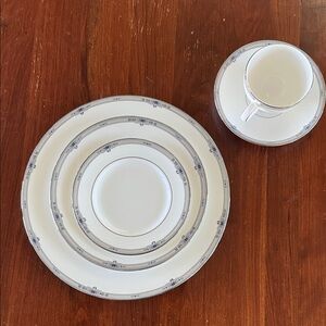 Wedgewood Amherst 5 Piece place setting